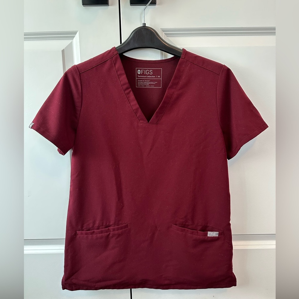 Figs Casma™ Three-Pocket Scrub Top in Burgundy (Size XS)